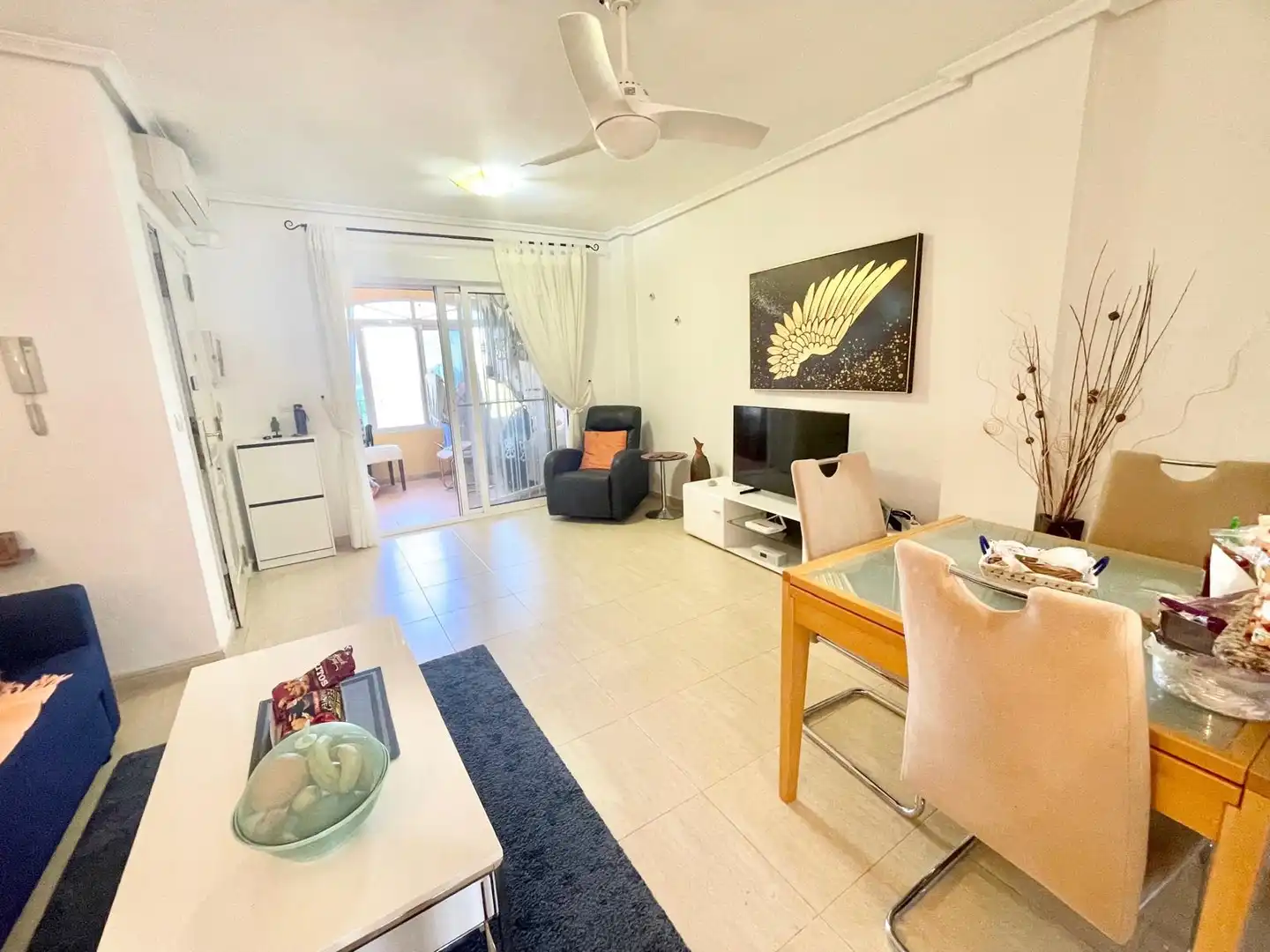 Sala de estar de Apartamento de alquiler en Daya Nueva con Aire acondicionado, Piscina y Amueblado