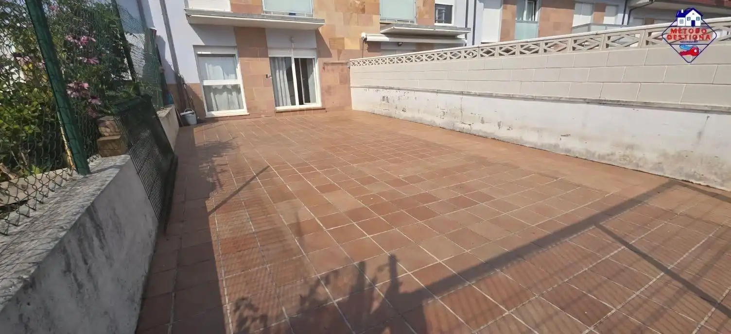 Terrasse von Erdgeschoss zum Verkauf in Santillana del Mar mit Privatgarten, Terrasse und Gemeinschaftspool