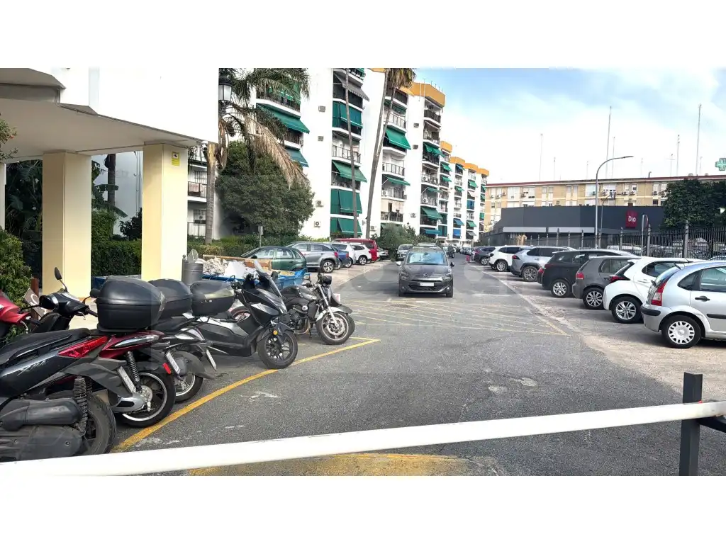 Aparcament de Pis en venda en Sevilla amb Terrassa i Balcó