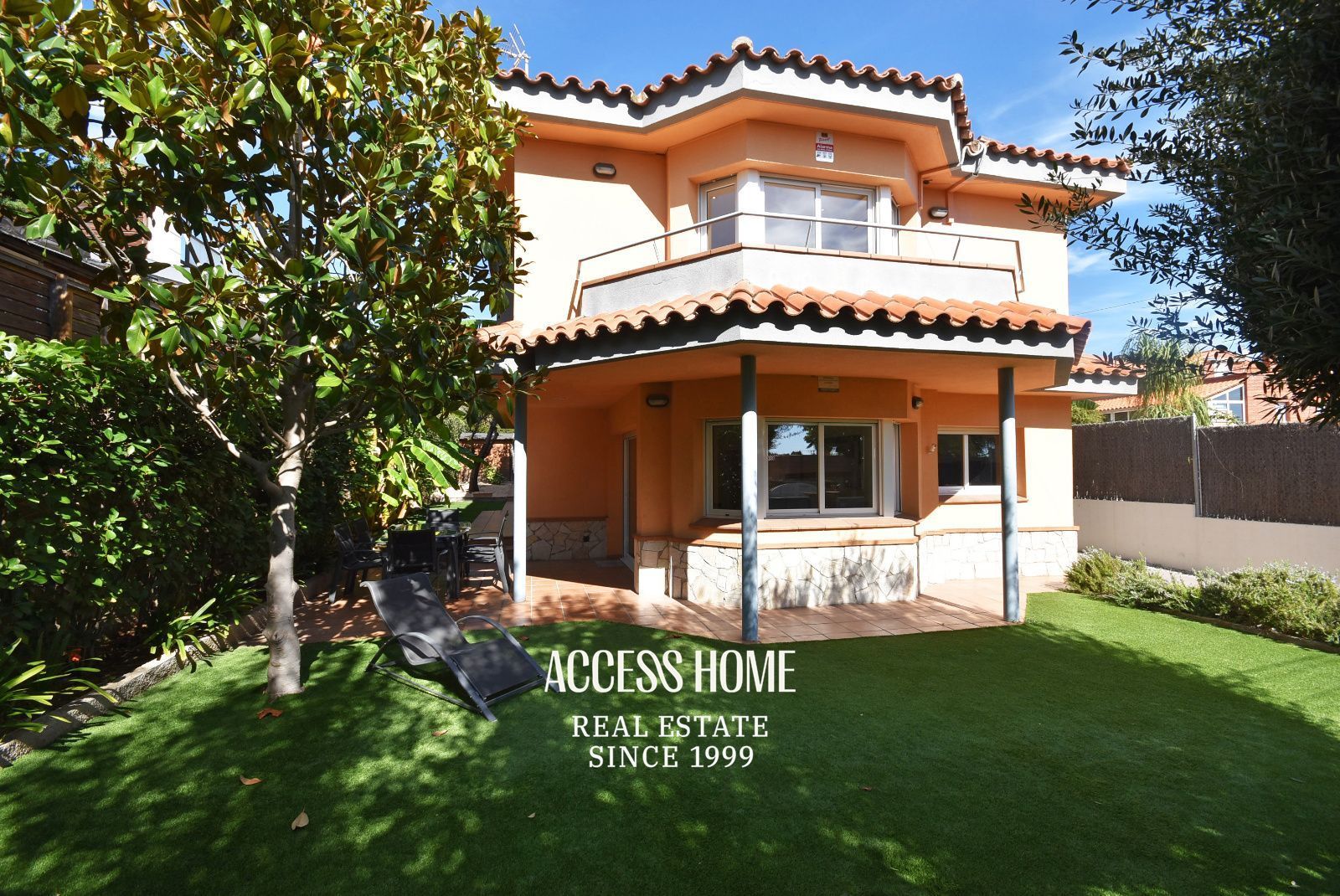 Exterior view of House or chalet for sale in El Masnou  with Air Conditioner, Heating and Terrace