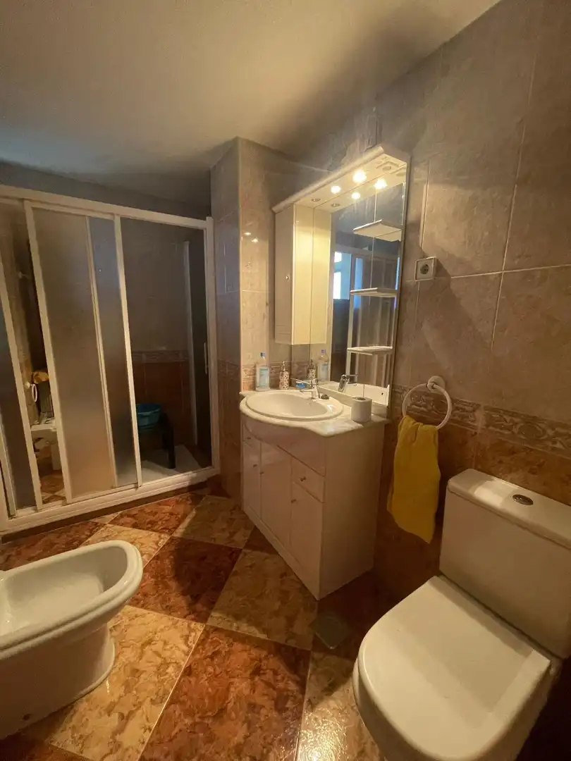 Badezimmer von Wohnung zur Miete in Fuenlabrada mit Klimaanlage, Heizung und Parkett