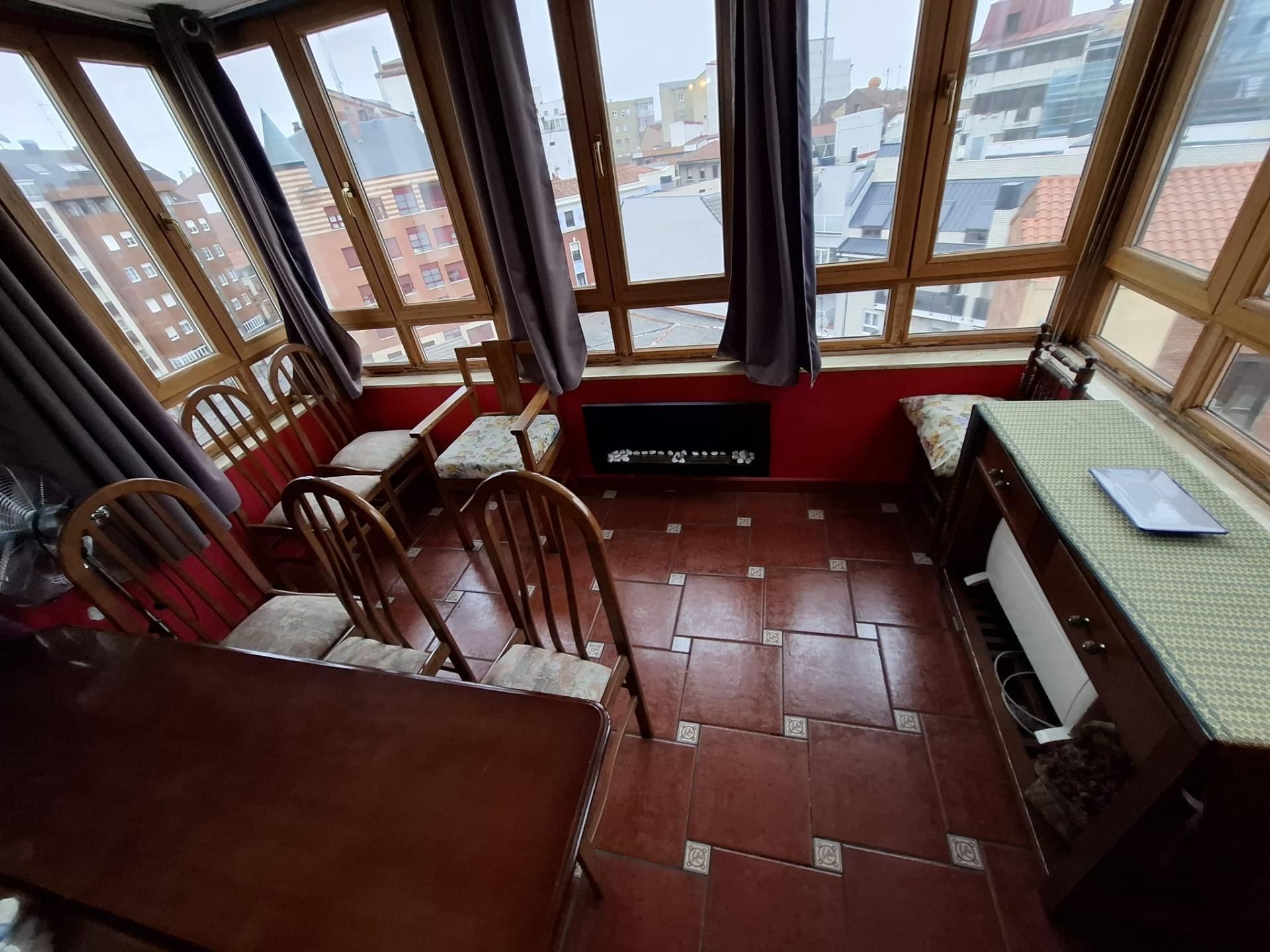 Menjador de Pis en venda en León Capital  amb Parquet, Terrassa i Traster