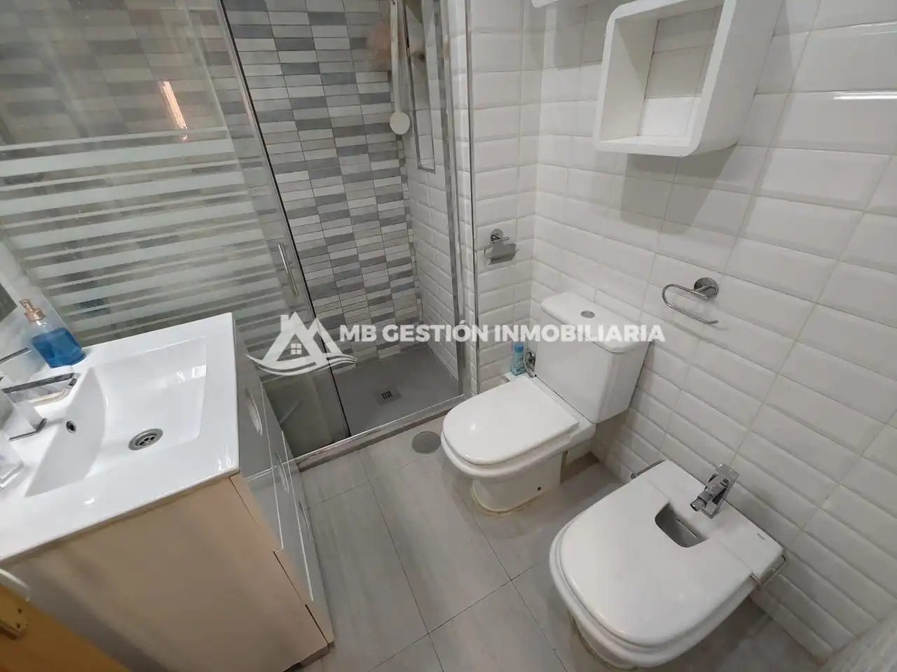 Badezimmer von Wohnung zur untervermieten in Fuenlabrada mit Klimaanlage, Heizung und Möbliert