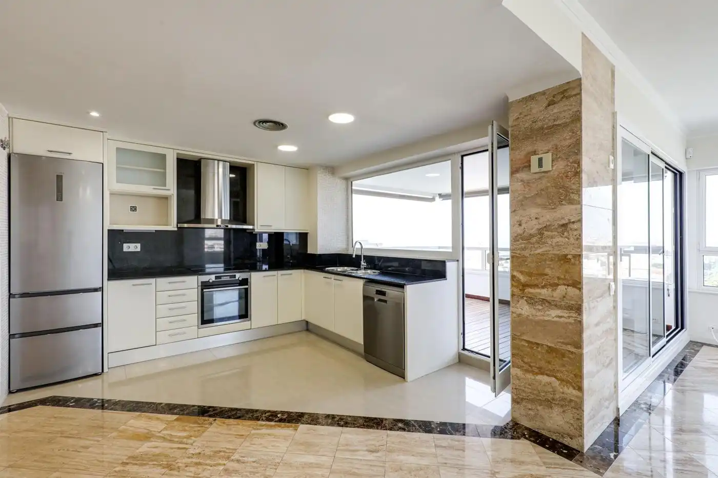 Küche von Wohnung zum Verkauf in Barcelona mit Klimaanlage, Heizung und Terrasse