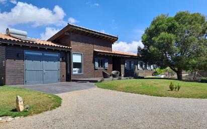 Vista exterior de Casa o xalet en venda en Deltebre amb Aire condicionat, Jardí privat i Moblat