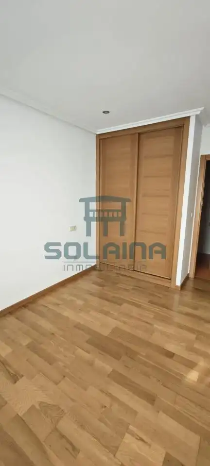 Dormitori de Apartament de lloguer en Ourense Capital  amb Calefacció, Traster i Balcó