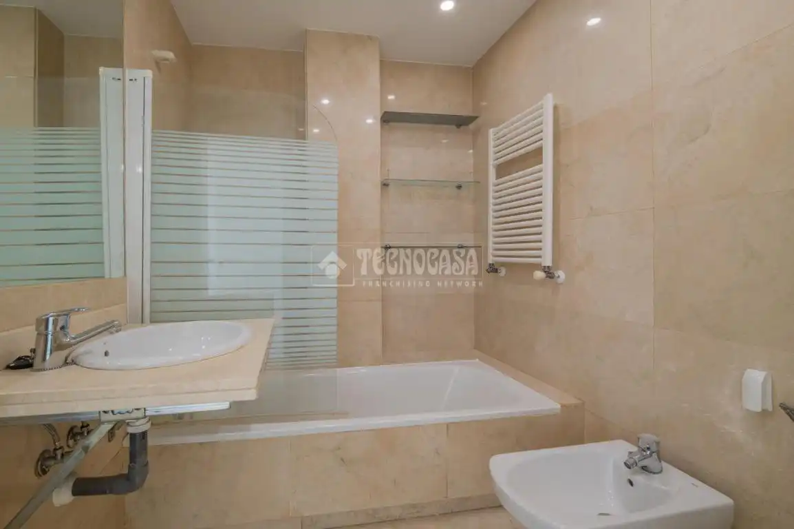 Badezimmer von Wohnung zum Verkauf in Arroyomolinos (Madrid) mit Klimaanlage, Heizung und Parkett