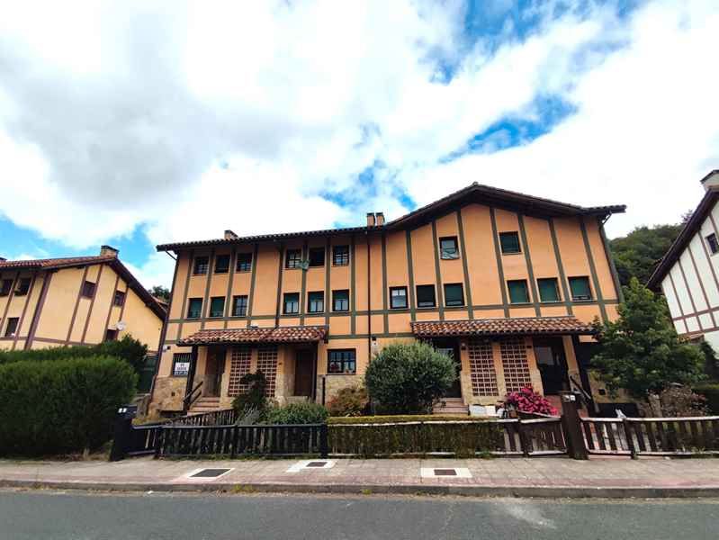 Vista exterior de Casa adosada en venda en Zuia amb Jardí privat i Balcó