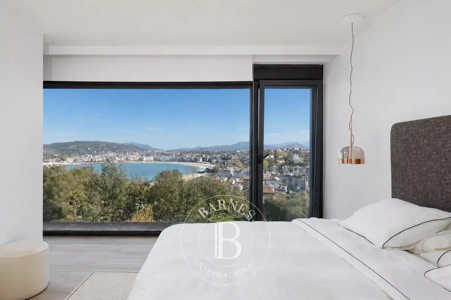 Dormitori de Casa o xalet en venda en Donostia - San Sebastián  amb Calefacció, Terrassa i Piscina