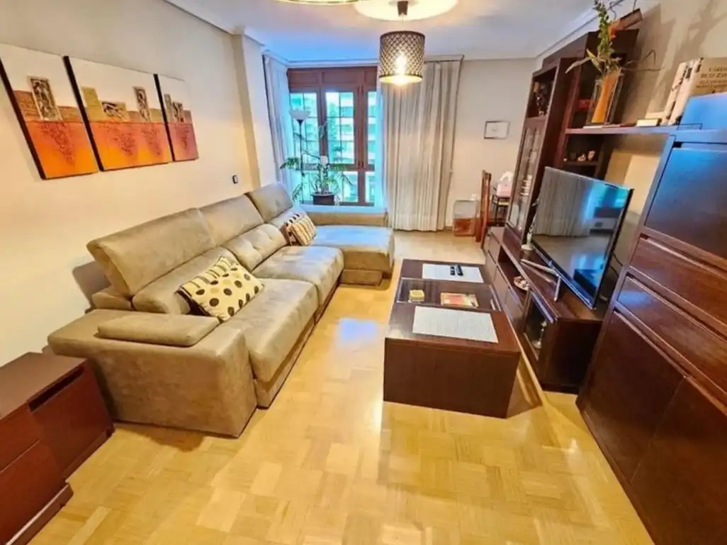Sala de estar de Dúplex en venta en Avilés con Calefacción, Parquet y Terraza