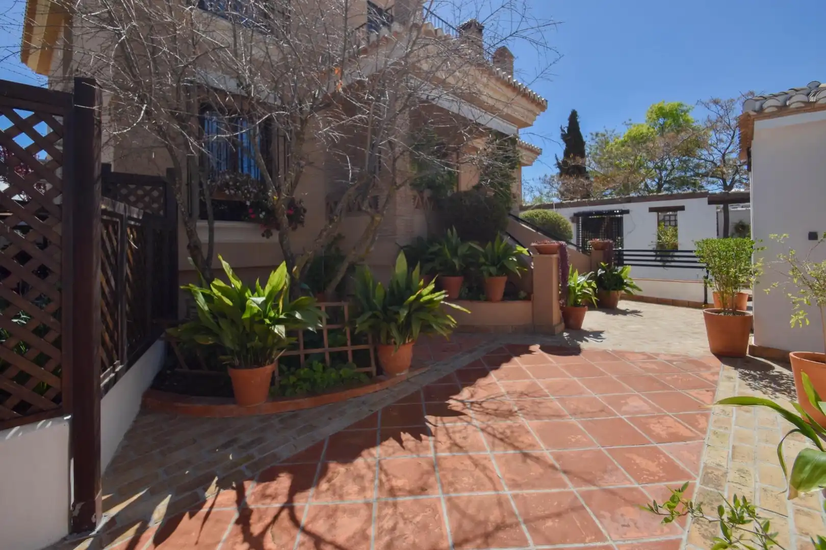Vista exterior de Casa o xalet en venda en Las Gabias amb Aire condicionat, Calefacció i Jardí privat