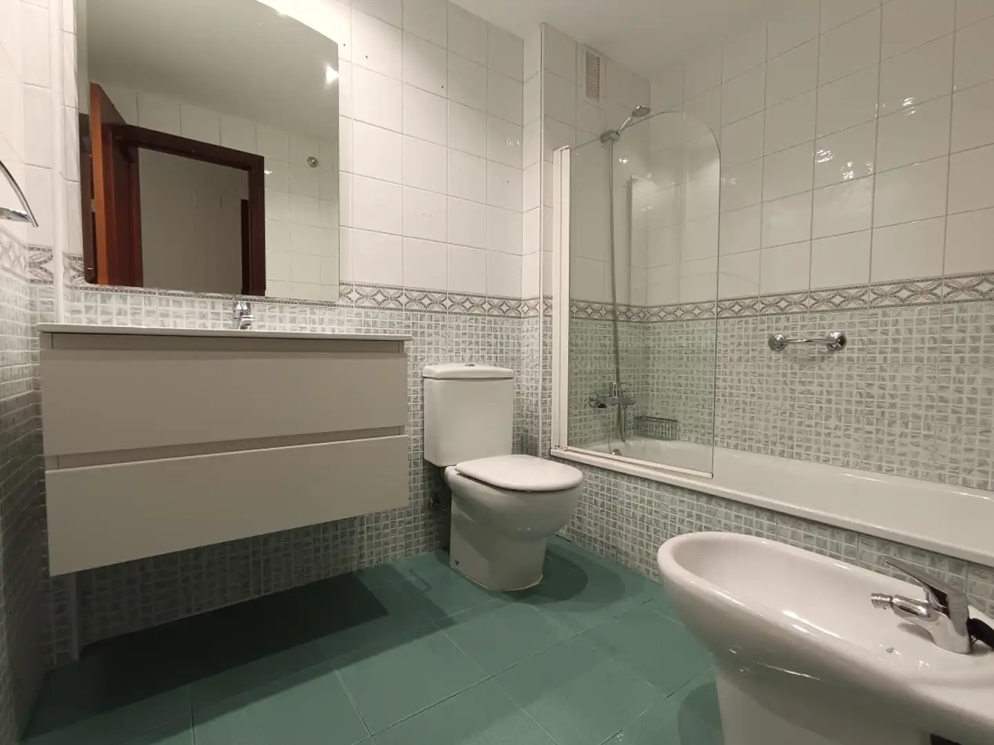 Bathroom of Flat for rent in Gijón   with Heating, Terrace and Balcony