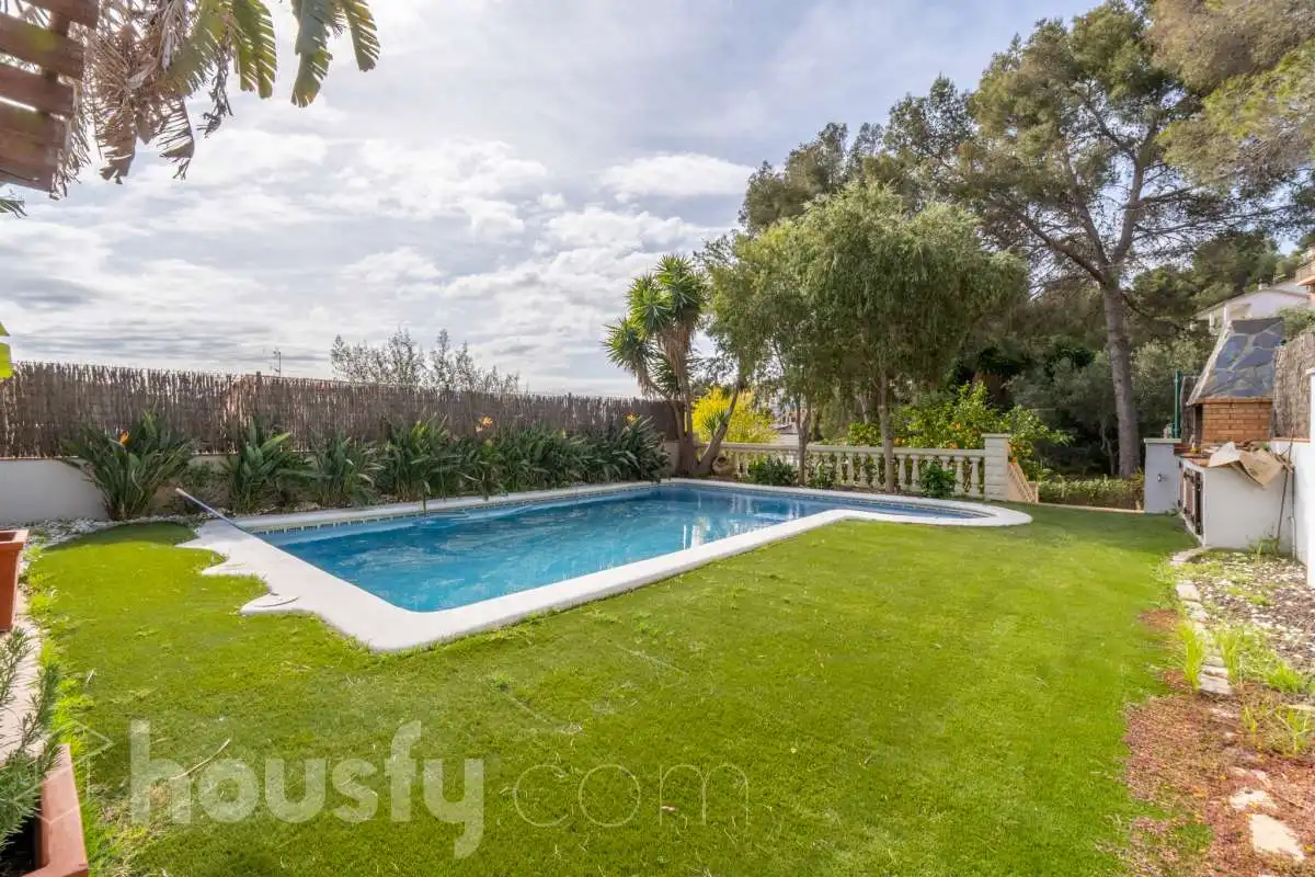 Jardí de Casa o xalet en venda en Cubelles amb Aire condicionat, Calefacció i Jardí privat