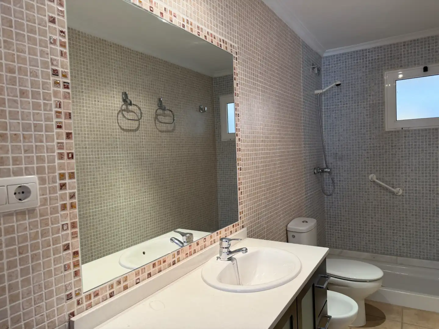 Badezimmer von Wohnung zum Verkauf in Elda mit Balkon