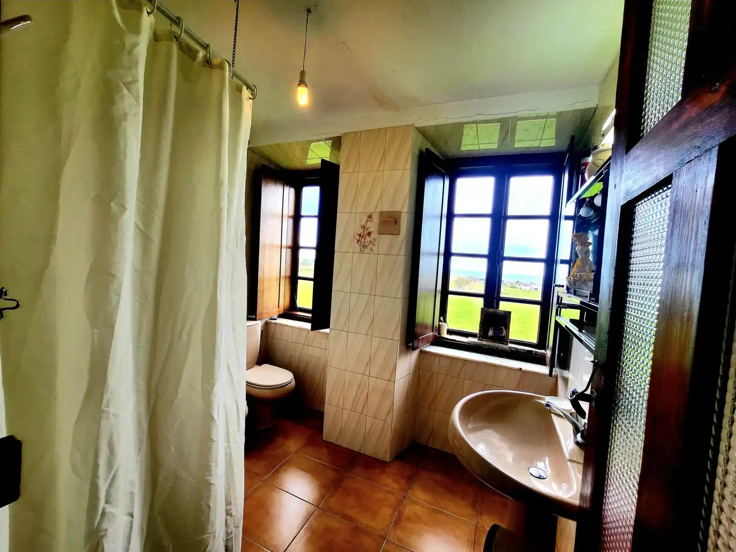 Badezimmer von Country house zum Verkauf in Coaña mit Privatgarten, Abstellraum und Balkon