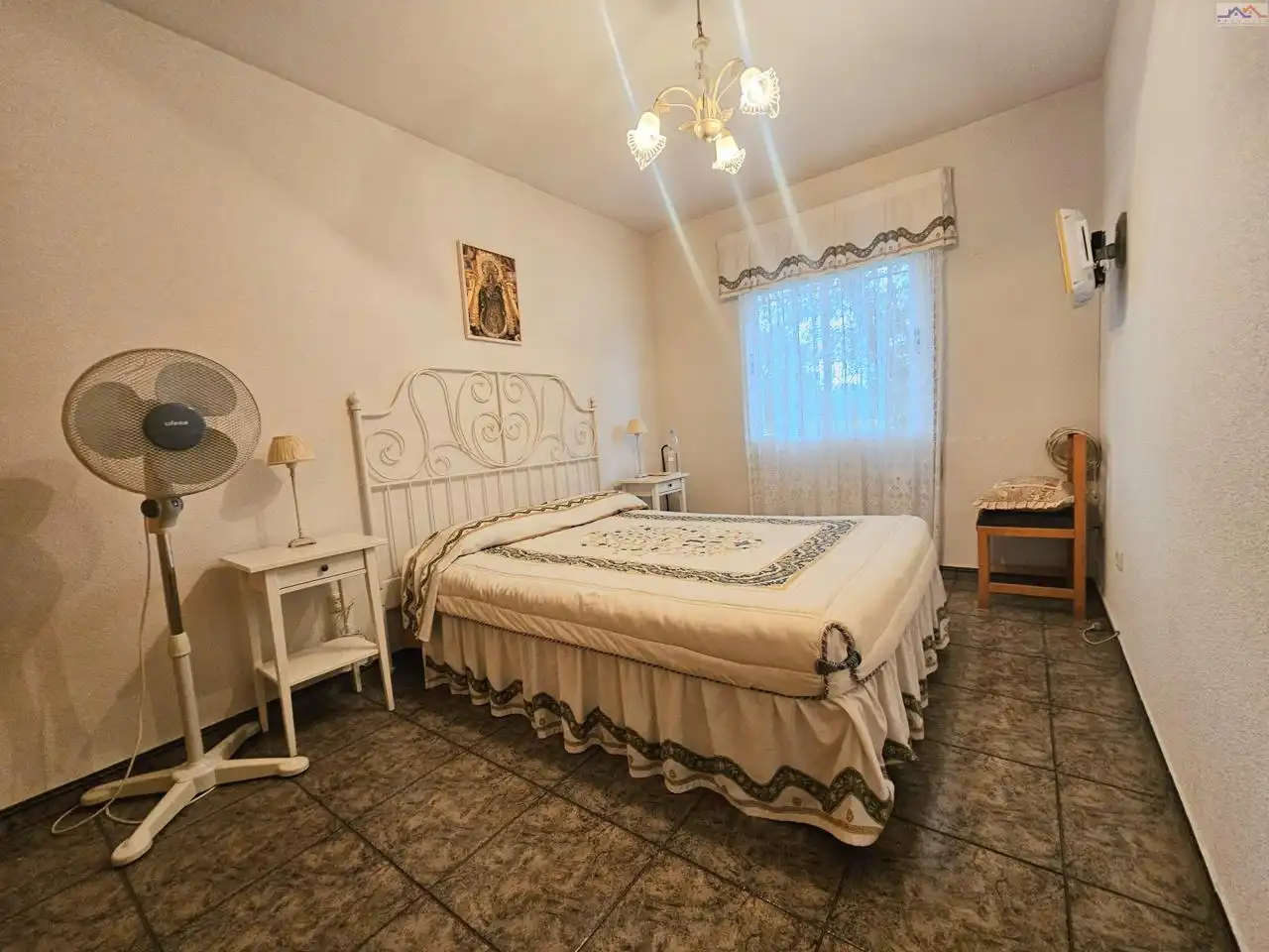 Dormitori de Casa o xalet en venda en Villa del Prado amb Traster i Piscina