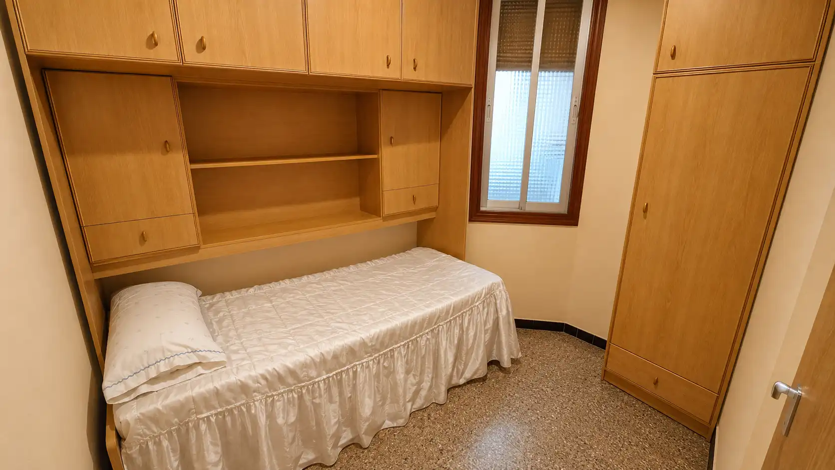 Dormitori de Pis en venda en Barcelona amb Moblat, Forn i Microones