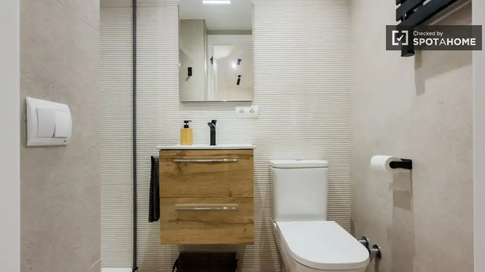 Bathroom of Flat for rent in L'Hospitalet de Llobregat  with Air Conditioner, Heating and Furnished
