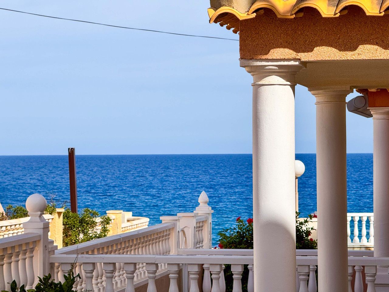 Vista exterior de Casa adosada en venda en Torrevieja amb Aire condicionat, Calefacció i Jardí privat