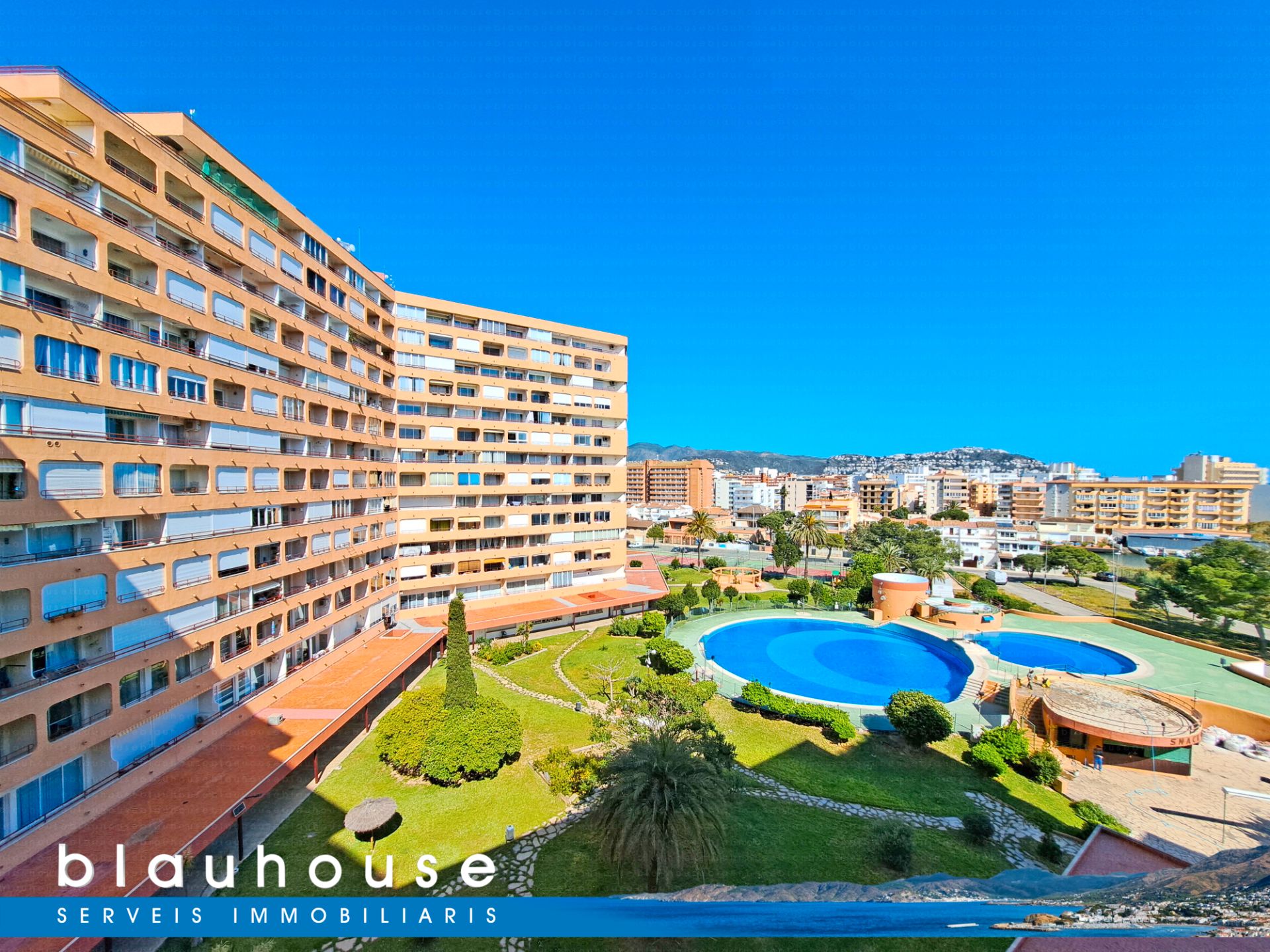 Vista exterior de Estudi en venda en Roses amb Terrassa i Piscina comunitària