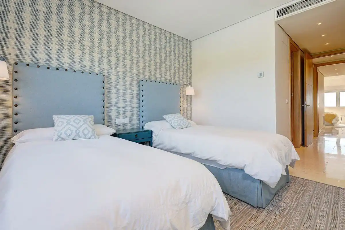 Schlafzimmer von Wohnungen zur Miete in Sotogrande mit Klimaanlage, Heizung und Terrasse