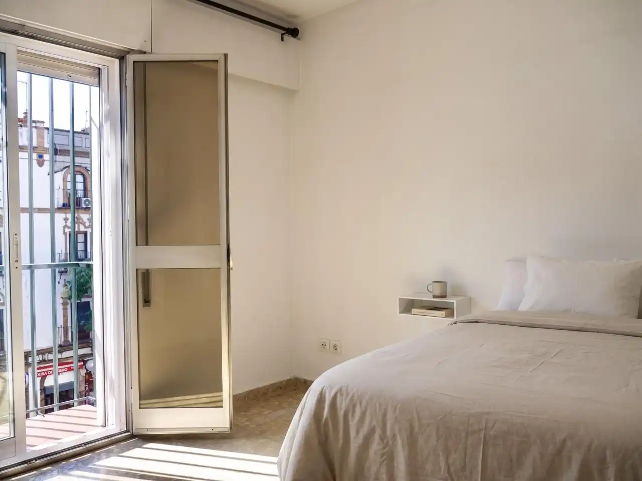Habitación de Piso en venta en Sevilla con Aire acondicionado, Terraza y Balcón