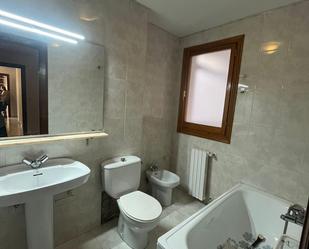 Bathroom of Flat to rent in  Granada Capital  with Heating and Balcony