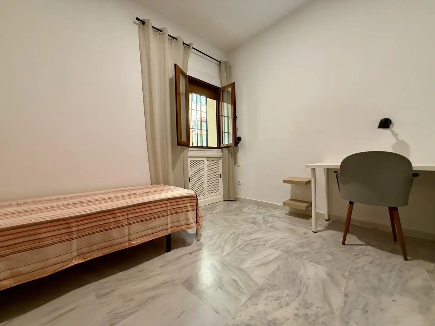 Bedroom of Flat for rent in Sevilla  with Air Conditioner, Heating and Furnished