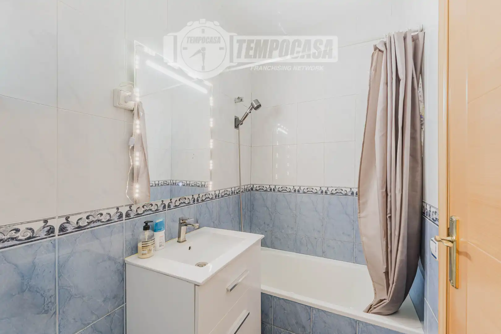 Bathroom of Flat for sale in Barcelona  with Air Conditioner, Heating and Balcony