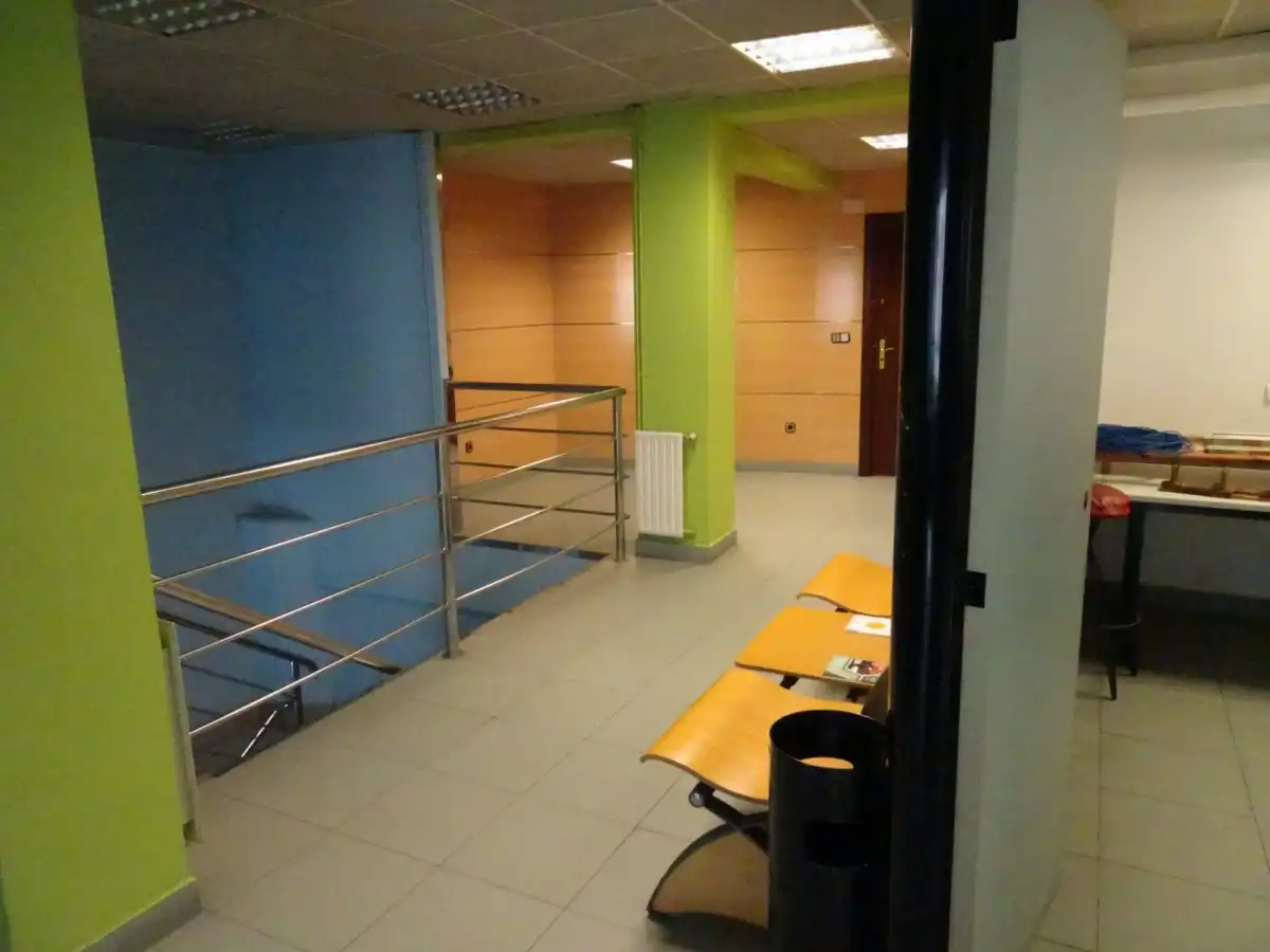 Büro zur Miete in Torrelavega  mit Klimaanlage, Abstellraum und Möbliert