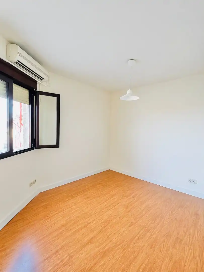 Habitación de Apartamento de alquiler en Granada con Aire acondicionado, Calefacción y Parquet