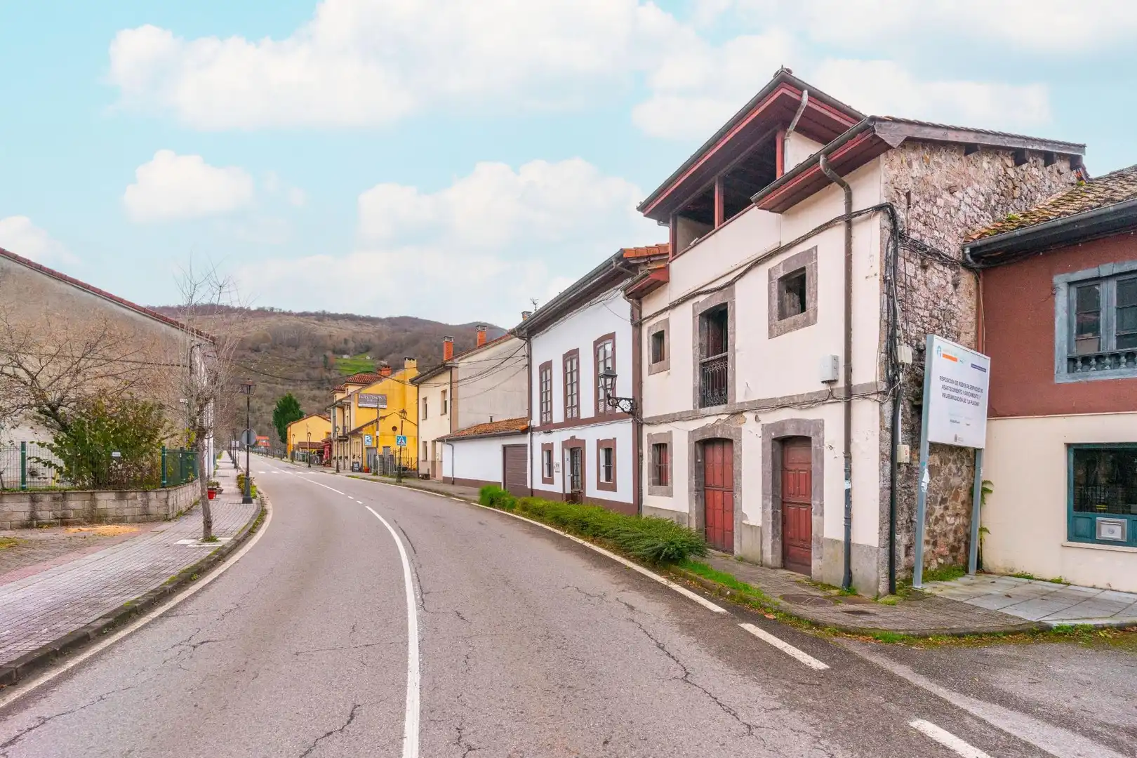 Vista exterior de Casa o xalet en venda en Sobrescobio amb Jardí privat