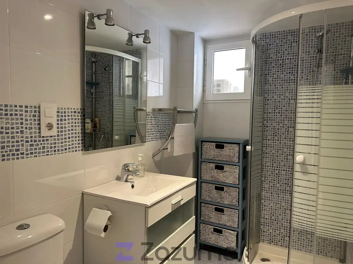 Bany de Apartament de lloguer en Valencia amb Aire condicionat, Terrassa i Moblat