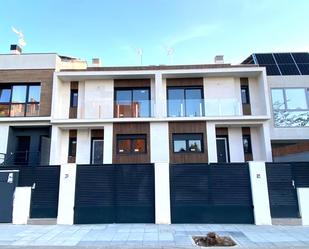 Exterior view of Single-family semi-detached for sale in Daganzo de Arriba  with Air Conditioner, Terrace and Balcony