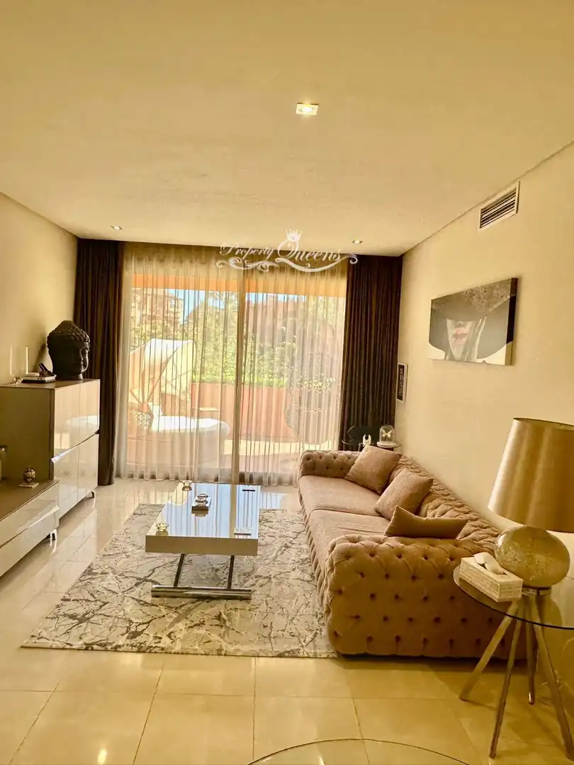 Sala d'estar de Pis de lloguer en Estepona amb Aire condicionat, Terrassa i Piscina