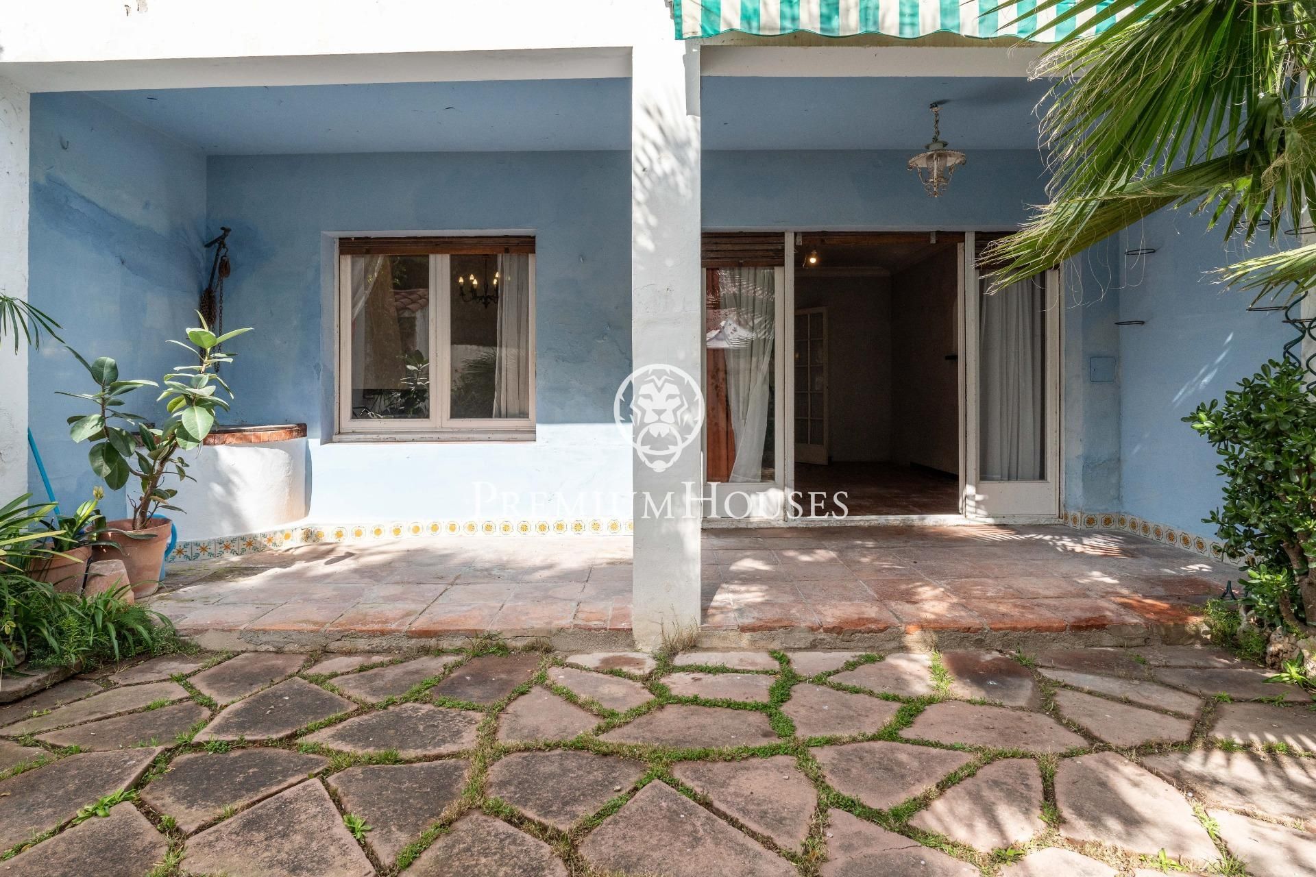 Vista exterior de Casa o xalet en venda en Sitges amb Jardí privat i Traster