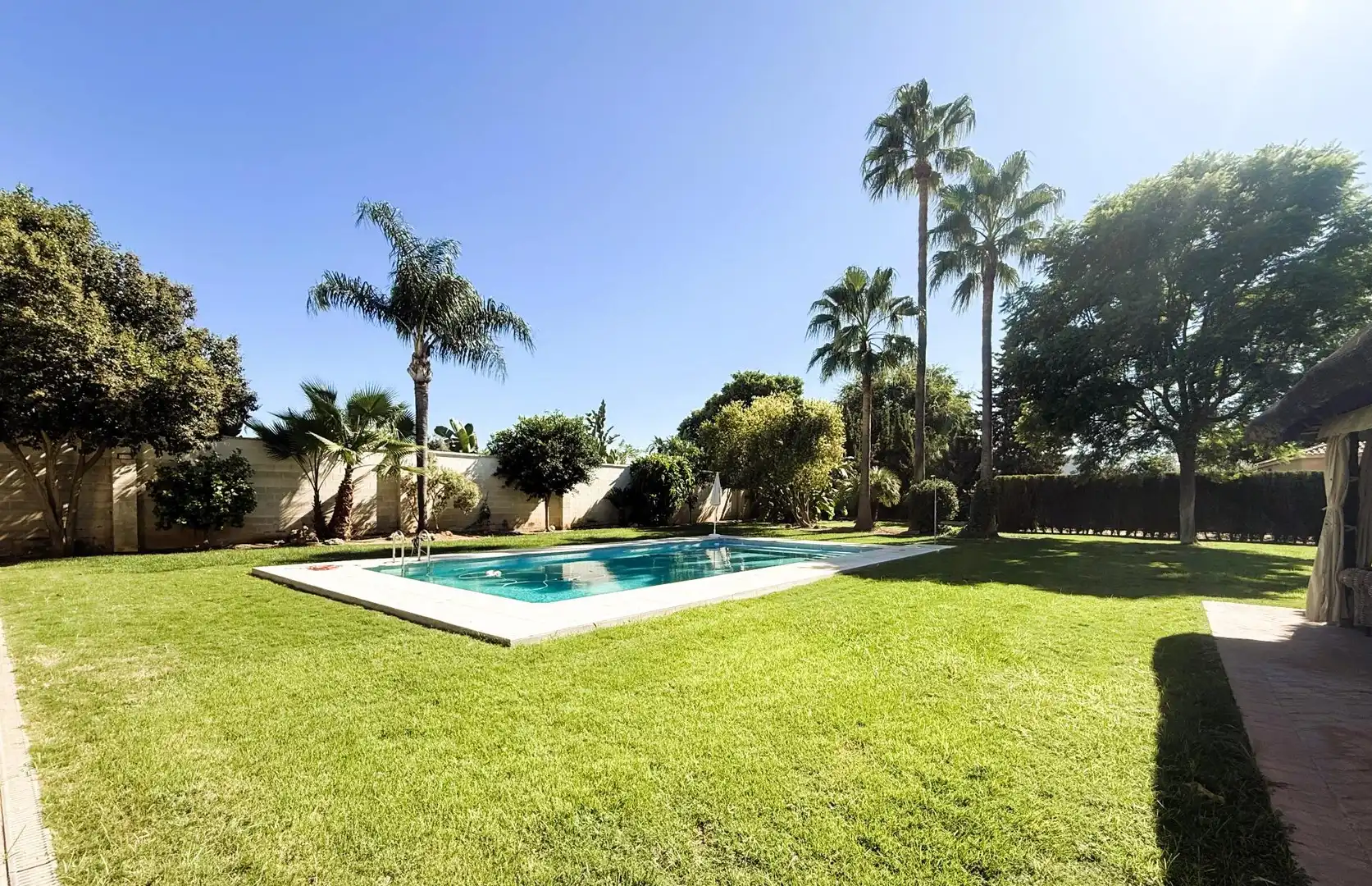 Piscina de Casa o xalet en venda en La Rinconada amb Aire condicionat, Jardí privat i Piscina