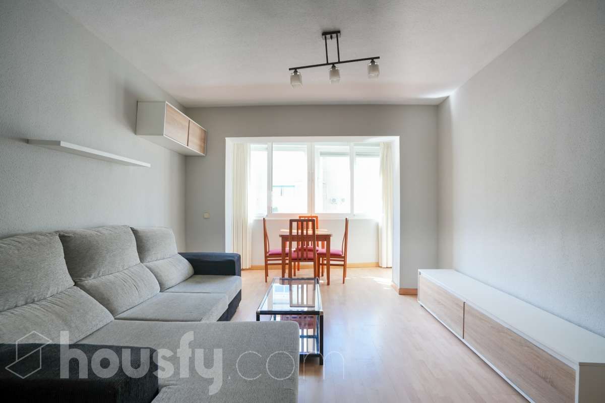 Living room of Flat for sale in  Madrid Capital  with Heating, Parquet flooring and Furnished