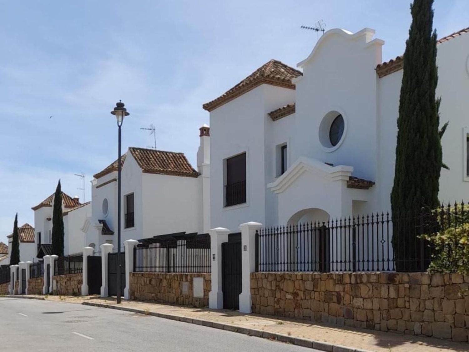 Vista exterior de Casa adosada de lloguer en Estepona amb Aire condicionat, Traster i Piscina