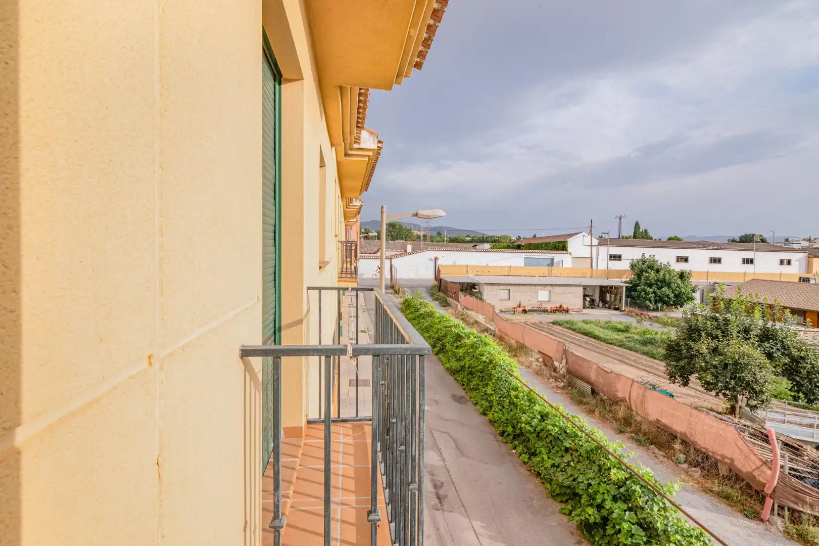 Vista exterior de Casa adosada en venda en Alhendín amb Terrassa, Traster i Balcó
