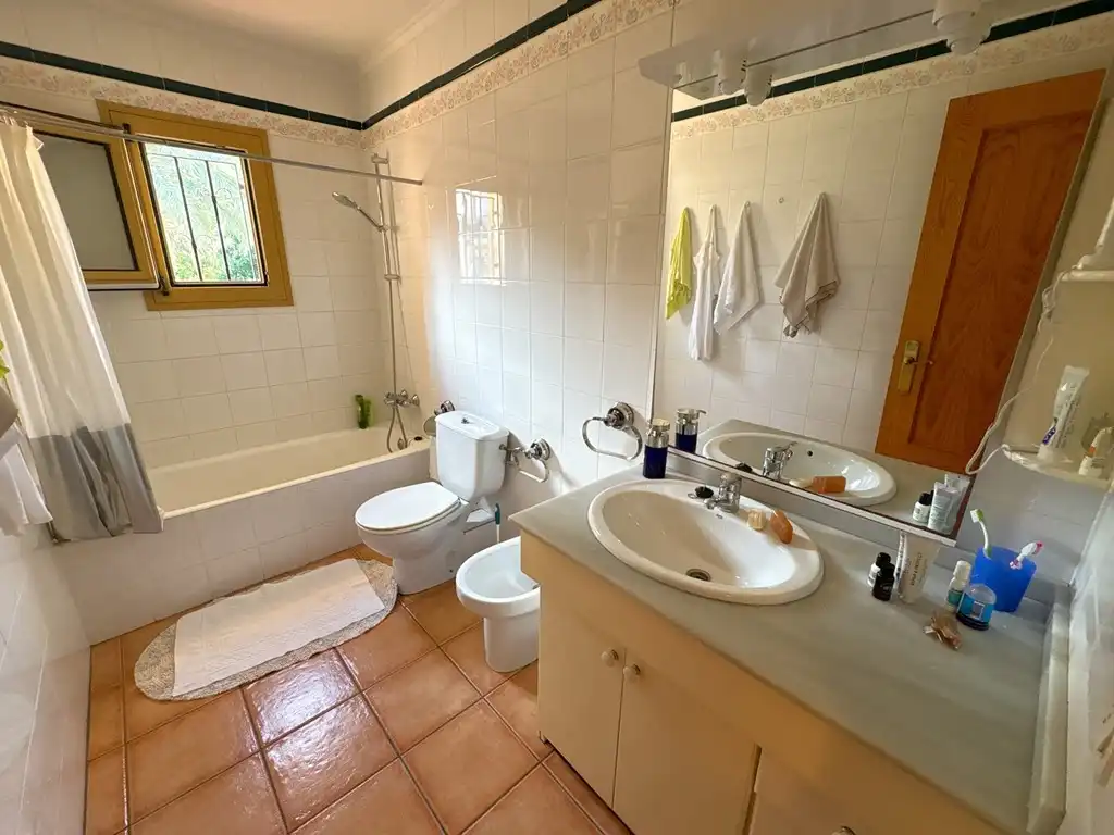 Badezimmer von Einfamilien-Reihenhaus zum Verkauf in Dénia mit Klimaanlage, Terrasse und Balkon