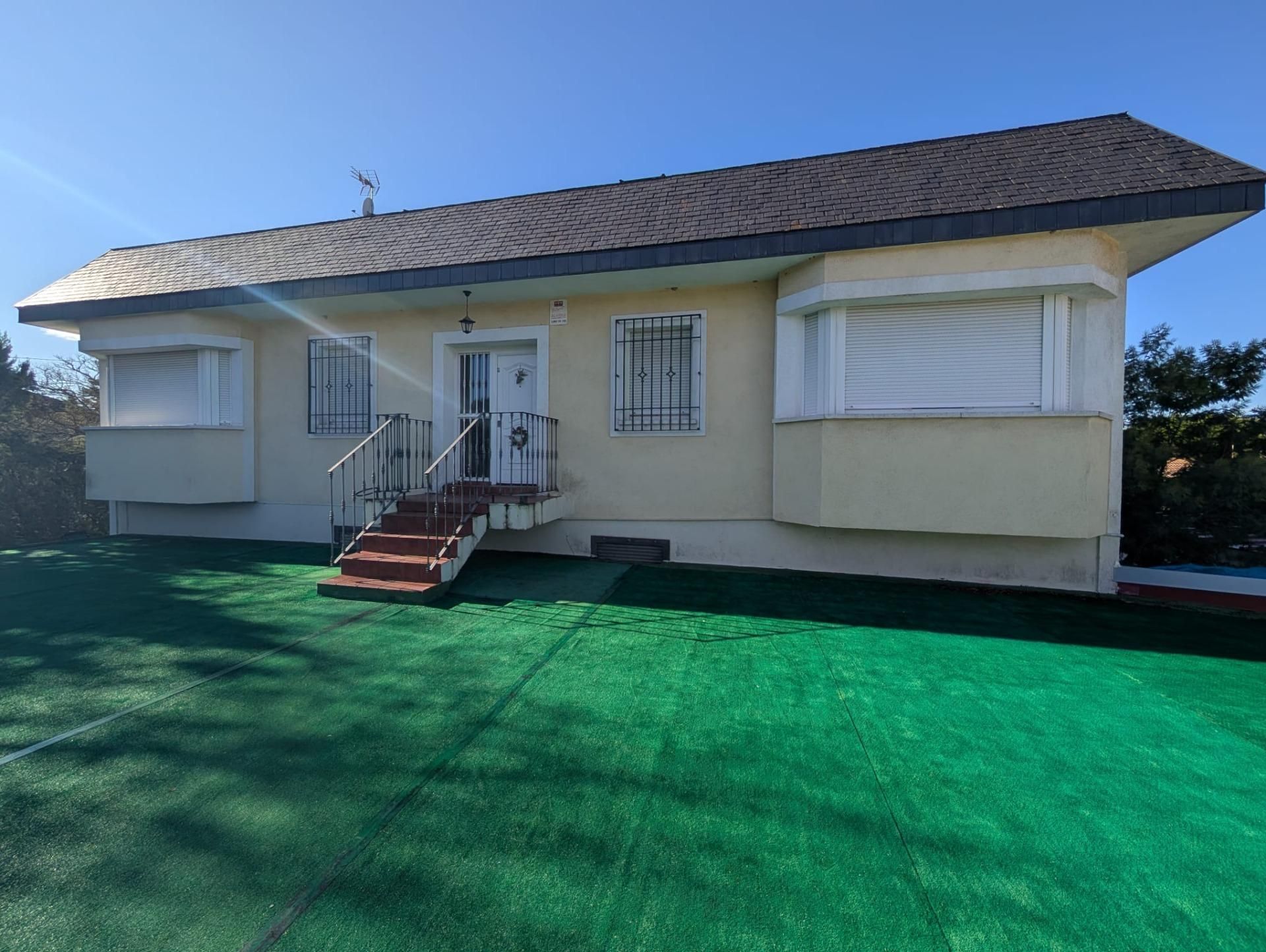 Vista exterior de Casa o xalet en venda en Navalcarnero amb Jardí privat i Piscina