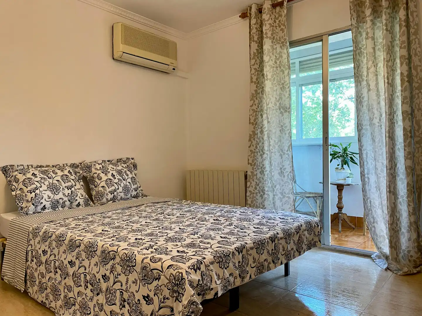 Bedroom of Flat for share in Madrid  with Air Conditioner, Heating and Washing machine
