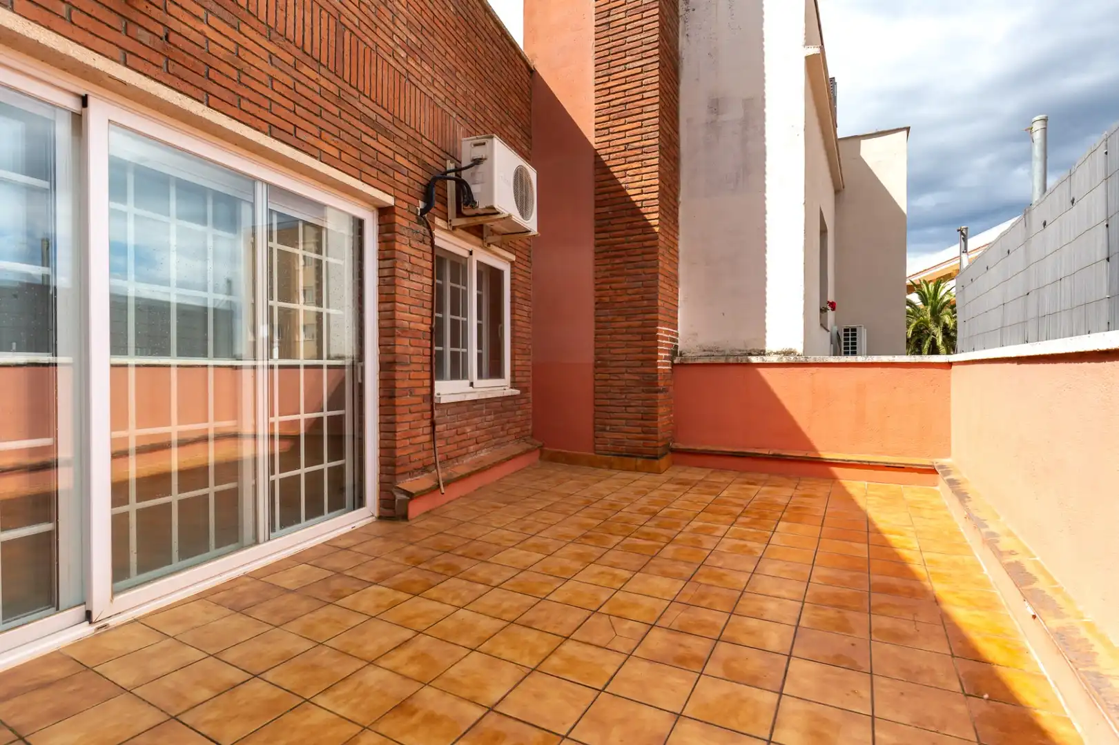 Terrasse von Wohnung zum Verkauf in Sant Just Desvern mit Klimaanlage, Heizung und Terrasse