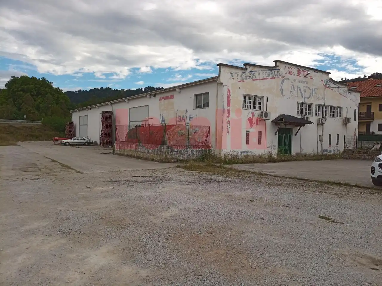 Außenansicht von Fabrikhallen zur Miete in Arenas de Iguña