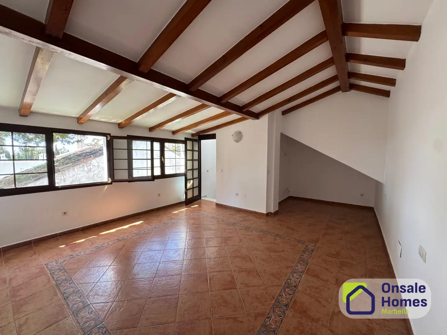 Sala de estar de Casa adosada en venta en Marbella con Terraza, Balcón y Alarma