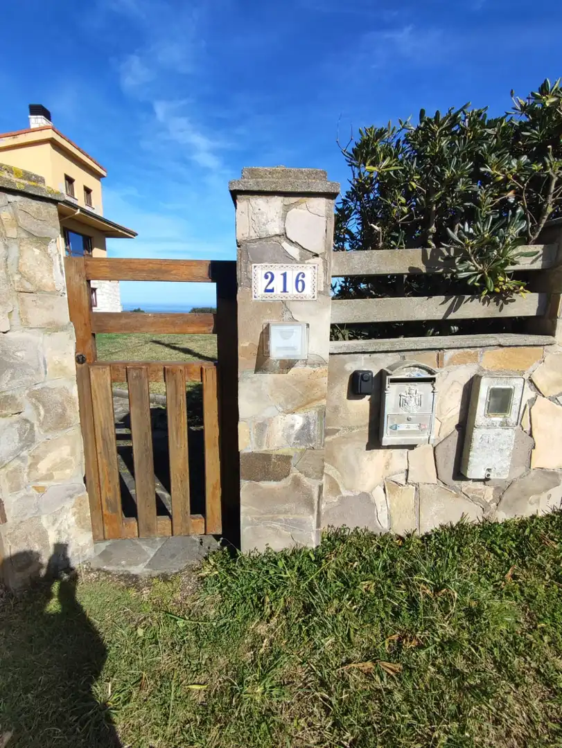 Vista exterior de Casa o chalet de alquiler en Miengo con Calefacción, Jardín privado y Amueblado