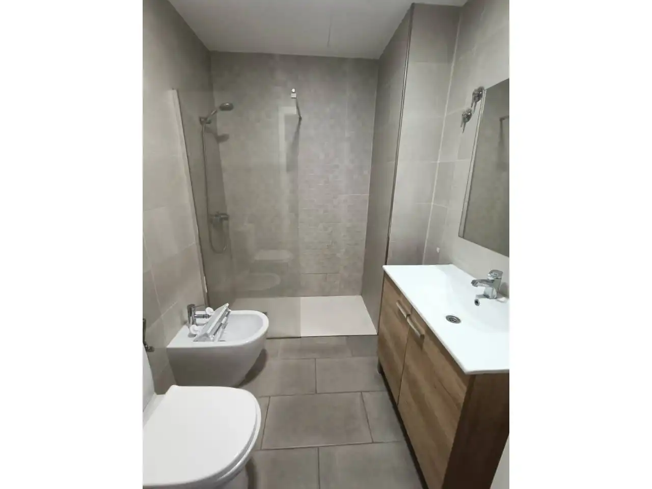 Badezimmer von Haus oder Chalet zum Verkauf in Salt mit Klimaanlage, Heizung und Privatgarten