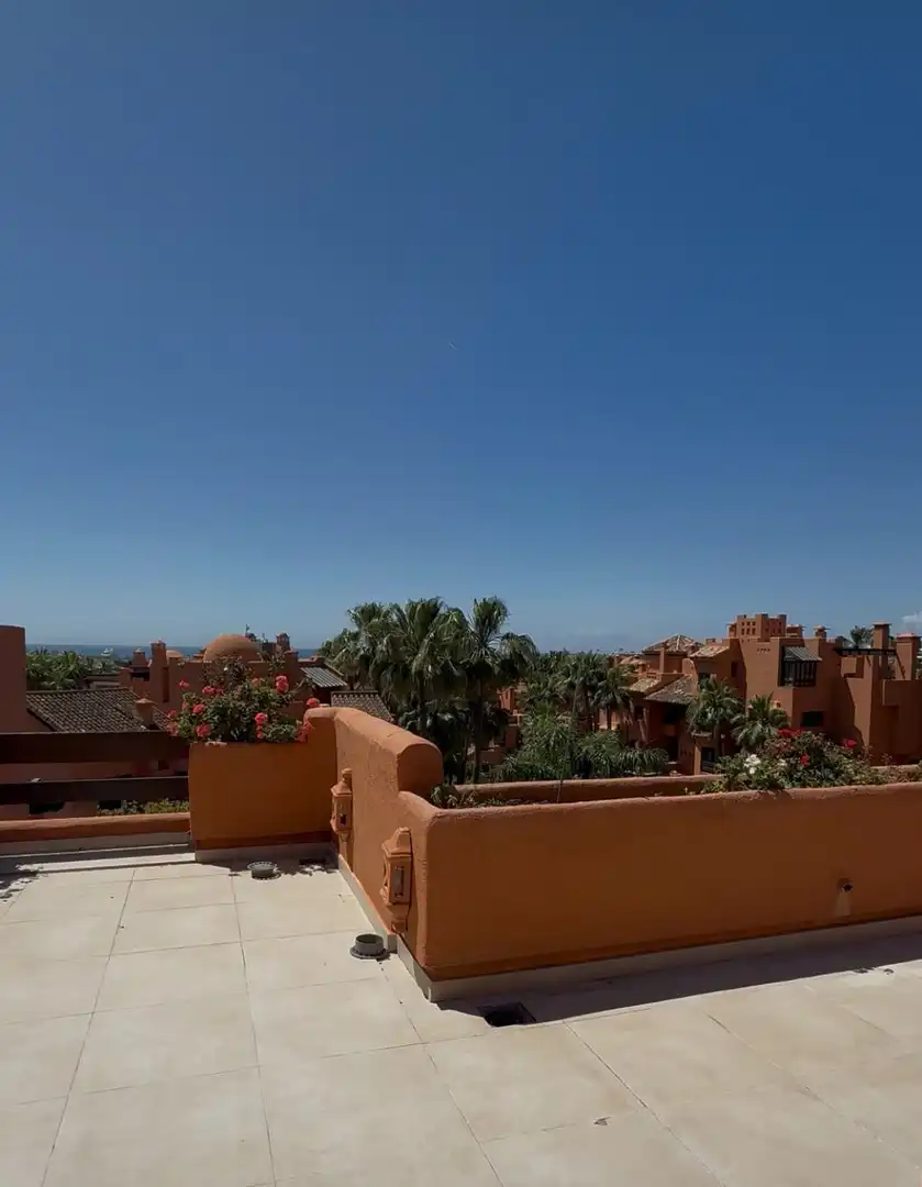Vista exterior de Àtic de lloguer en Marbella amb Calefacció, Terrassa i Traster