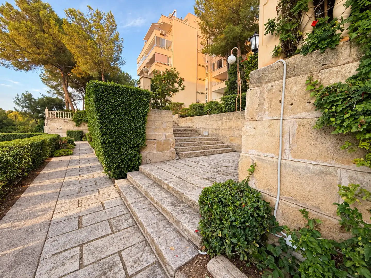Vista exterior de Pis en venda en Calvià amb Aire condicionat, Terrassa i Piscina